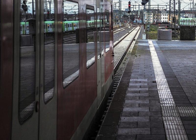 Am gestrigen Montag kam es am Bahnhof Puchheim zu einem tragischen Unfall, bei dem ein Mann ums Leben kam. Kurz nach 15.30 Uhr ging ein 72-jähriger Münchner mit einer Krücke am Bahnhof Puchheim den Bahnsteig in Fahrtrichtung Geltendorf entlang. Kurz bevor ein Regionalzug vorbeifuhr, stürzte der Mann über die Bahnsteigkante ins Gleisbett. 