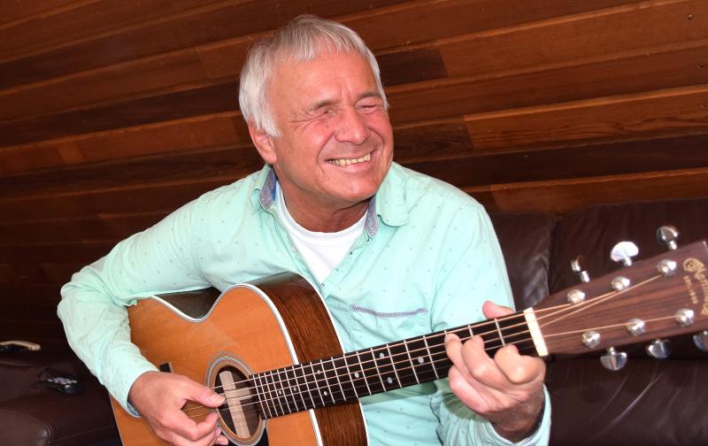 “Back to the best times of Music” heißt es am kommenden Samstag. Unter Schirmherrschaft des Starnberger Roten Kreuzes lädt der Weßlinger Bluesbarde Claus Angerbauer zu seinem ersten Wohnzimmerkonzert ein.