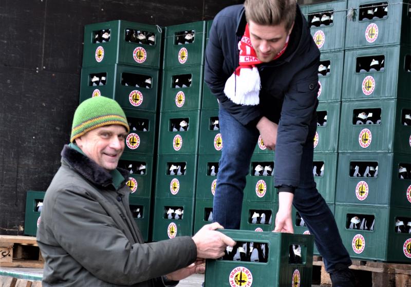 Ihre Solidarität mit der Brauerei Maisach bekundeten am vergangenen Samstag auch die Bürger aus Mammendorf. Bereits vor dem offiziellen Start des ersten „Winterrampen“-Verkaufs auf dem Volksfestplatz standen die ersten Kunden vor dem LKW.