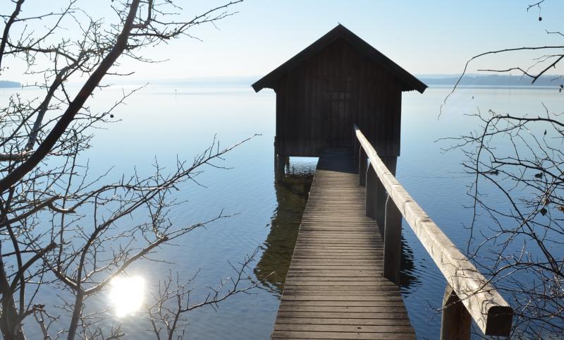 Das schöne Wetter am vergangenen Wochenende hat viele Ausflügler und auch Einheimische an die Seen und in die Erholungsgelände gelockt. Die öffentlichen Stege waren so voll, dass ein Durchkommen kaum möglich war. Abstands- und Hygieneregeln wurden dabei oftmals vergessen.