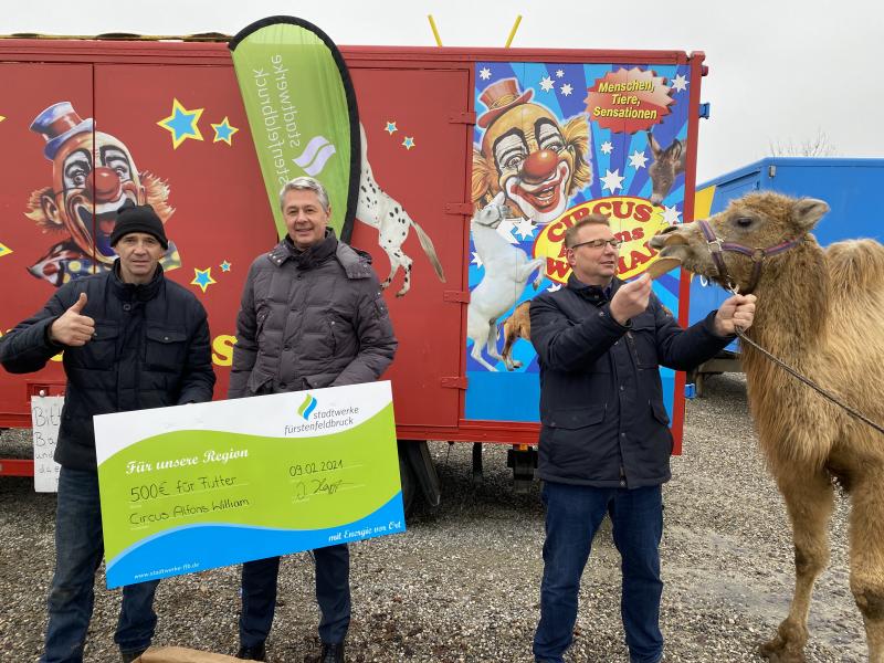 Zirkus und seine Tiere sind ein Bestandteil des kulturellen Lebens in der Region – diesen gilt es zu bewahren. Zugleich ist dies für die Stadtwerke Fürstenfeldbruck Anlass, den Circus Alfons William mit einer Futterspende in Form von Stroh, Heu und Kraftfutter zu unterstützen. 