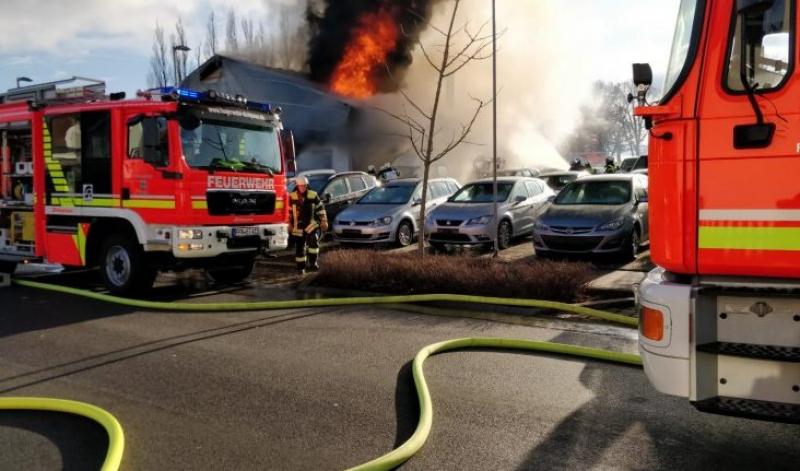 Am gestrigen Sonntag, den 31.01.21, kam es zu einem Wohnhausbrand in Eichenau, bei dem eine Person schwer verletzt wurde. Gegen 23.30 Uhr wurde der Integrierten Leitstelle Fürstenfeldbruck starke Rauchentwicklung in einer Wohnung in der Allinger Straße mitgeteilt. 