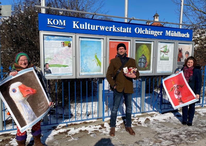 – Die Ausstellung im öffentlichen Raum „Wider den tierischen Ernst“ des Künstlers Dirk Eckert lädt derzeit zu einem Kultur-Spaziergang in Olching ein. Die Plakatständer der Stadt präsentieren rund 25 Zeichnungen verteilt auf neun Standorte, die sogenannten „Schmunzel-Stationen“.