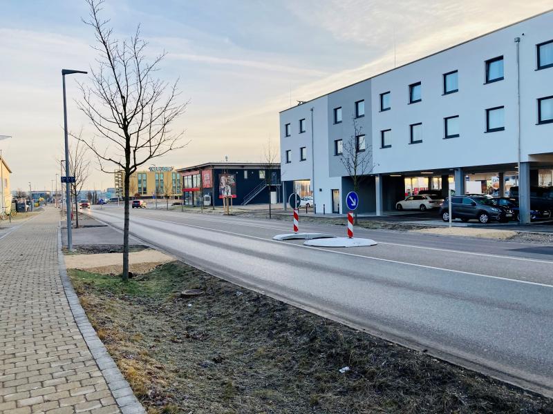 - In der Geiselbullacher Straße 5 im Gewerbepark G-Park 471 ist eine neue Querungshilfe vom Bauhof der Stadt Olching aufgebaut worden. 