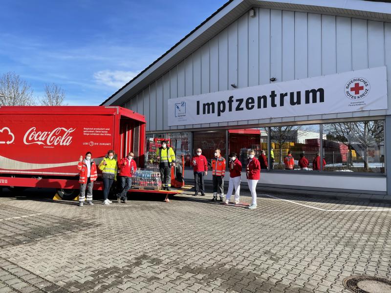 Bei einem Besuch im Impfzentrum hat Patricia Irion, Betriebsleiterin bei Coca-Cola in Fürstenfeldbruck, drei Paletten mit erfrischenden Getränken an das Impfzentrum des Bayerischen Roten Kreuzes übergeben.