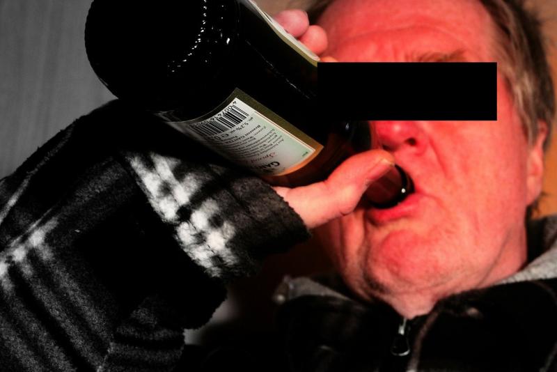 Der gestrige Abend begann für die Nachschicht der Germeringer Polizei gegen 20.00 Uhr gleich mit mehreren Mitteilungen, dass ein betrunkener Mann in der Adenauer Straße mit Flaschen auf Fahrzeuge werfen soll.
