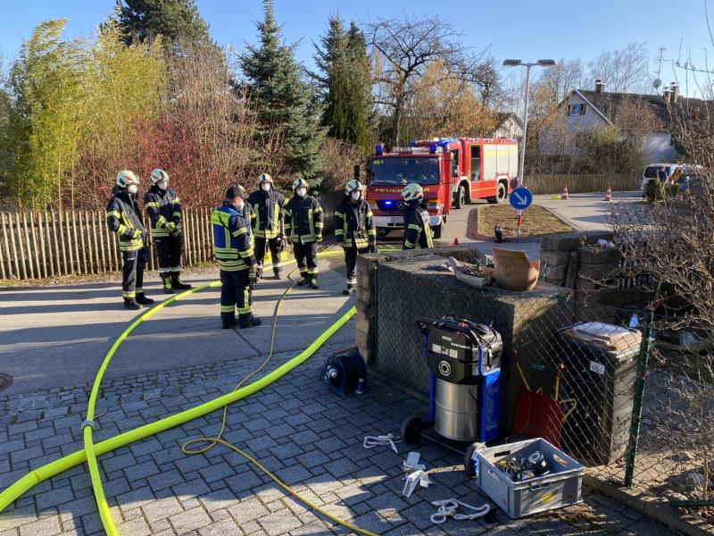 In einem Einfamilienhaus wurden alle Wasserhähne aufgedreht und die Abflüsse verstopft. Die Aktion endete mit einem Wasserschaden in Höhe von 200.000 Euro. Im Foto die FFW Geisenbrunn beim Abpumpen.