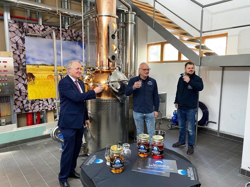 Nach eineinhalb Jahren Umbauzeit einer ehemaligen Messebauschreinerei konnte jetzt die neue Destille von Bavarian Moonshine in Eichenau in Betrieb genommen werden.  Dort entstehen künftig in einer Verschlussbrennerei neben den bereits bekannten „Moonshine-Likören“ und „Moonshine-Whiskey“ auch verschiedene Brände, je nach Lust und Laune der beiden Brenner Alex und Markus. 