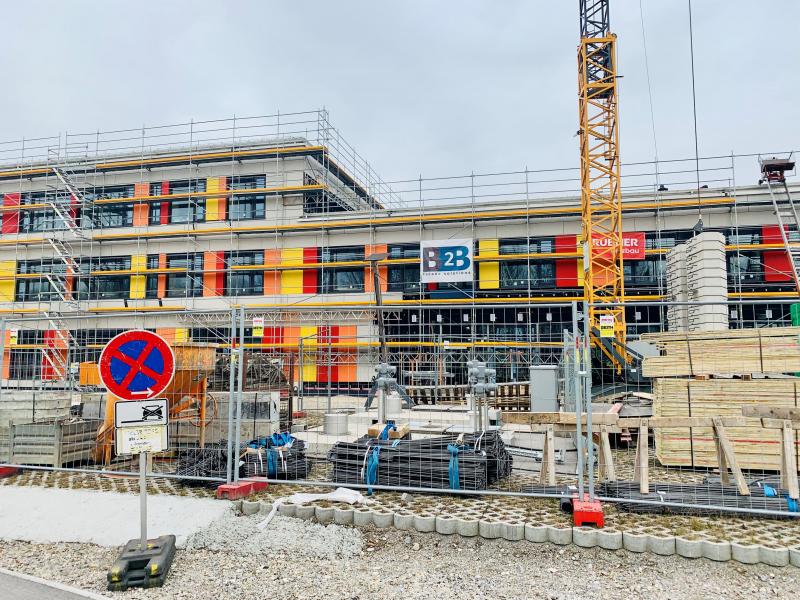 Gute Neuigkeiten von der Baustelle an der Grundschule Graßlfing: Der Zeitplan konnte bisher und trotz Corona eingehalten werden und der Teilneubau kann an Pfingsten der Schulfamilie übergeben werden. Die neue offene Ganztagsschule kann damit pünktlich zum neuen Schuljahr starten.