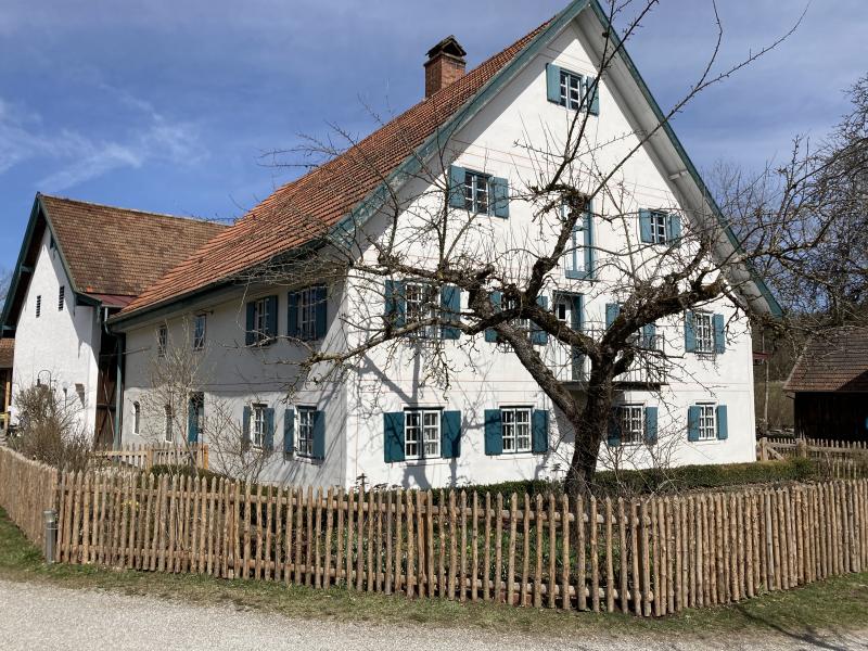 Das Bauernhofmuseum bei Schöngeising öffnet am Freitag, 09. April wieder seine Pforten und ermöglicht damit den Besuch der Sonderausstellung „Eiszeit(en). Gletscher, Mammut und Moränen“, die bis zum 02. Mai 2021 verlängert wurde. 