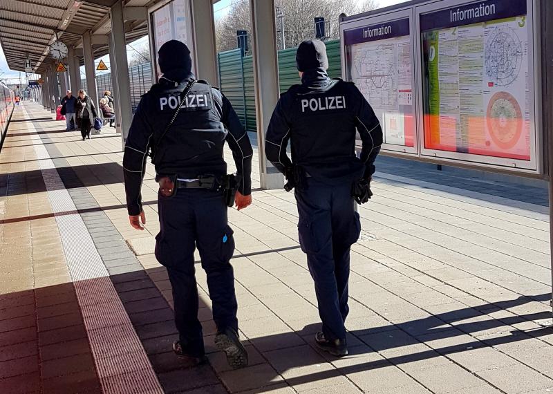 Am frühen Montagabend gelang es Beamten der Bundespolizei zwei Tatverdächtige zu stellen, die mutmaßlich an einem Snackautomatenaufbruch vor einer Woche beteiligt waren.