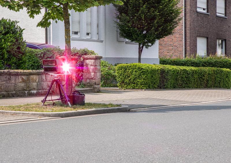 Genau genommen führten zwei Zahlen und ein Buchstabe dazu, dass der am 28. April 2020 renovierte Bußgeldkatalog seine Schrecken für Deutschlands Autofahrer verlieren musste: nämlich ein Hinweis auf die Rechtsgrundlage für Fahrverbote im § 26a, Absatz 3 im Straßenverkehrsgesetz. 