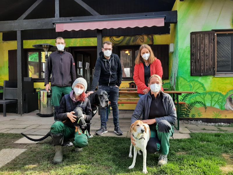 TOP FM Morgenmoderator Maxi Auer in ungewohnter Umgebung. Er war am Freitag, den 16.04.2021 im Starnberger Tierheim unterwegs, um dort zu putzen.