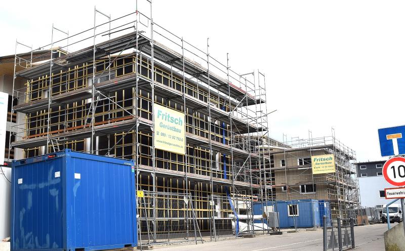 Ein Blick hinter die Rathaus-Turnhalle in Gilching lässt vermuten, dass der Neubau anstelle des alten Rathauses kurz vor dem Einzug der Bewohner steht. Doch weit gefehlt. 