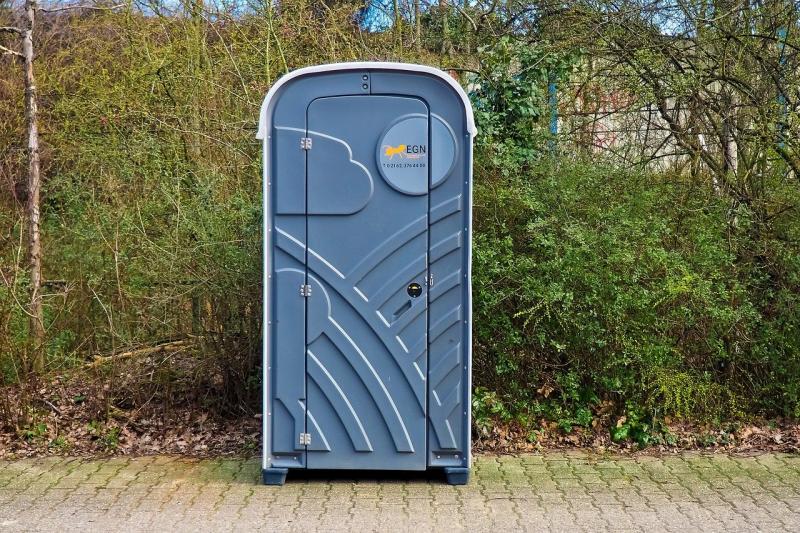 Zu einem schweren Arbeitsunfall wurde die Olchinger Polizei am Donnerstagnachmittag gegen 16.00 Uhr gerufen. Auf einer Baustelle in der Bodenseestraße in Gröbenzell wollte ein polnischer Arbeiter ein mobiles Toilettenhäuschen versetzen.
