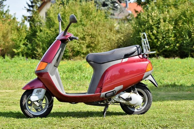 Gestern Abend kam ein 39-jähriger Mann aus Geisenbrunn zur Germeringer Polizei, um einen außergewöhnlich dreisten Diebstahl anzuzeigen. Der Mann hatte seinen Roller der Marke Piaggio bei Ebay-Kleinanzeigen für 650 Euro inseriert und einen Besichtigungs- bzw. möglichen Verkaufstermin für gestern Abend vereinbart.