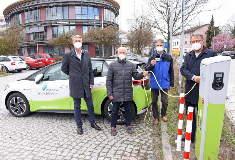 Für die Zukunft bauen – gemäß diesem Motto nahmen Landrat Thomas Karmasin, Oberbürgermeister Erich Raff, Stadtwerke-Geschäftsführer Jan Hoppenstedt und Vertriebsleiter Andreas Wohlmann die erste Elektroladesäule am Landratsamt in Betrieb.