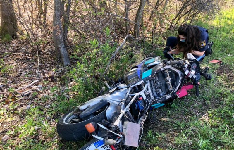 Ein Motorradfahrer fuhr in das Heck eines vor ihm fahrenden Toyota und stürzte daraufhin. Er wurde mit schweren Verletzungen in ein Spezialklinikum für Unfallchirurgie geflogen.