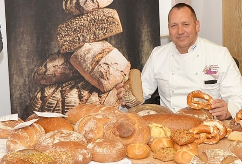 „Über unser Bäckerhandwerk brauchen wir uns im Landkreis keine allzu großen Sorgen machen“, sagte der Obermeister der Bäckerinnung, Werner Nau, am Rande der jährlichen Brotprüfung in der Kreishandwerkerschaft. 