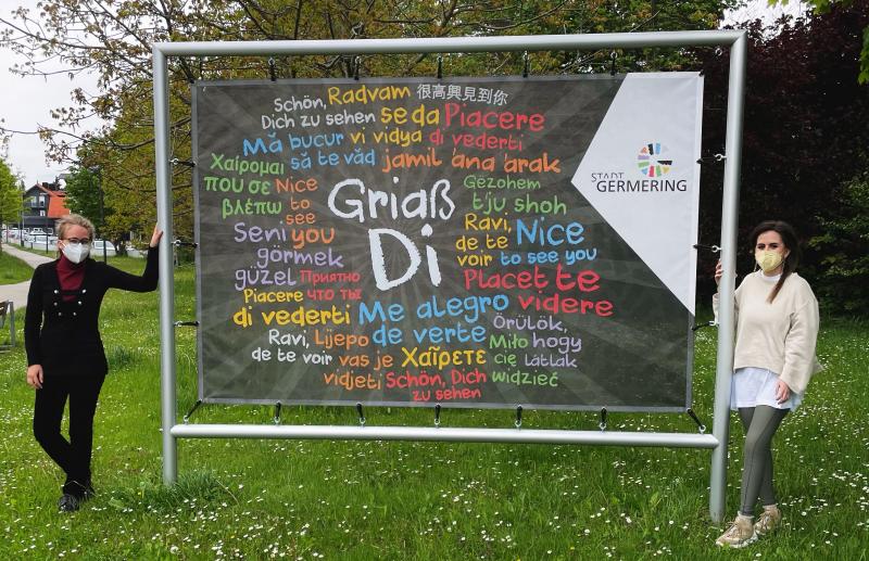 „Griaß Di, Schön Dich zu sehen, Ravi de te voir, Nice to see you…“ begrüßen die neuen Banner im Stadtgebiert die einfahrenden Bürgerinnen und Bürger. Auch die Besucherinnen und Besucher der Stadt Germering werden in vielen unterschiedlichen Sprachen herzlich willkommen geheißen.