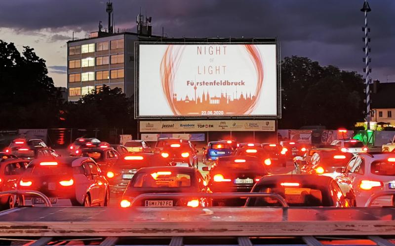 Es ist soweit – das Autokino Fürstenfeldbruck kommt zurück und öffnet am 20. Mai 2021 seine Pforten. Vor fast genau einem Jahr machte das Lichtspielhaus aus der Not eine Tugend und tat sich mit Tom Blum, dem Veranstalter des Fürstenfelder Kinosommers zusammen, um den Menschen wieder etwas Kultur und Zerstreuung in Zeiten der Pandemie bieten zu können: das Autokino Fürstenfeldbruck war geboren.