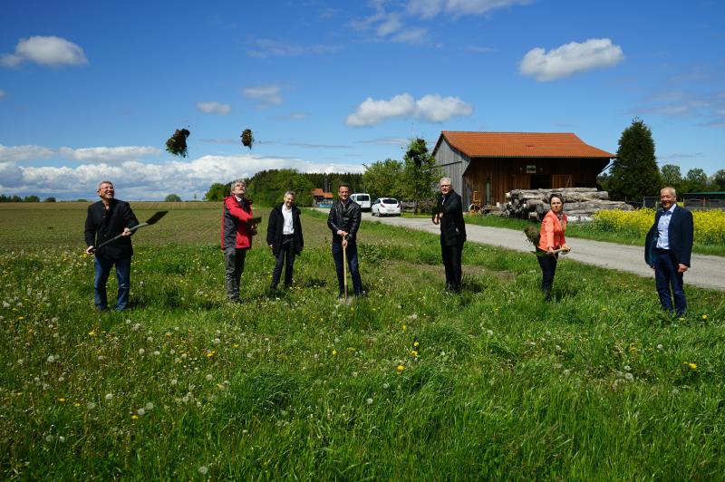  Nach langer Planungsphase und der finalen Genehmigung durch das staatliche Bauamt begannen am 20.05.2021 im Rahmen des Spatenstichs die Baumaßnahmen des großen Wertstoffhofes in Egenhofen. 