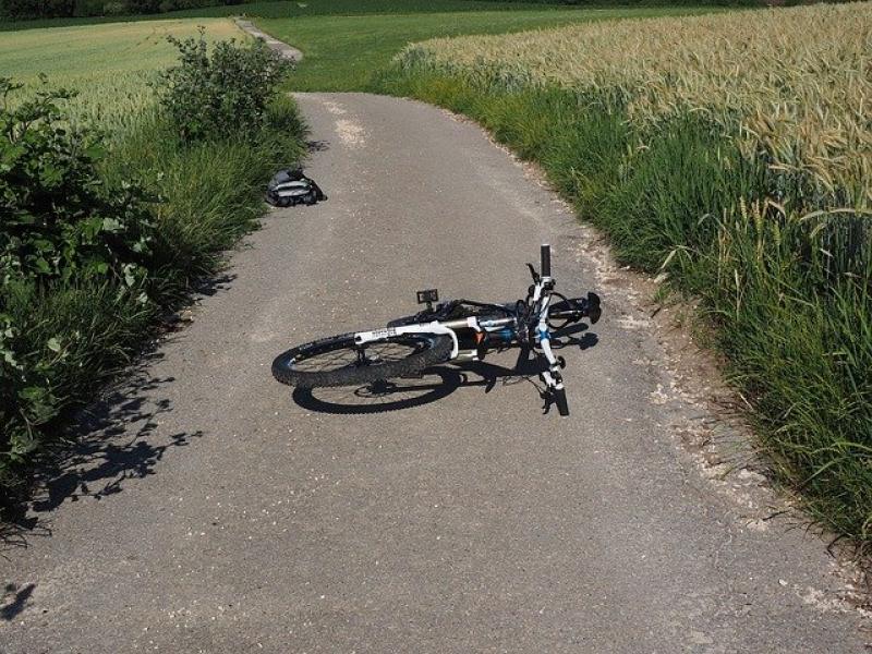 Ein 17-jähriger Schüler aus Germering  befuhr gestern gegen 16.00 Uhr mit seinem Fahrrad die Kerschensteiner Straße auf dem Radweg in Richtung  Starnberger Weg. Zur gleichen Zeit fuhr ein Autorfahrer mit seinem grauen Pkw aus der Ausfahrt einer Kleingartenanlage auf Höhe Kerschensteiner Str. 260, der den von links kommenden Radfahrer dabei übersehen hatte, so dass es zum Zusammenstoß zwischen den beiden Verkehrsteilnehmern kam. 