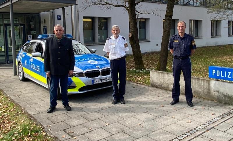  Pünktlich zu Beginn des Wonnemonats Mai geht mit Polizeihauptkommissar Erwin Bodendorfer ein im wahrsten Sinne des Wortes polizeiliches Urgestein aus der Region Fürstenfeldbruck nach 43 Dienstjahren in den wohlverdienten Ruhestand. 