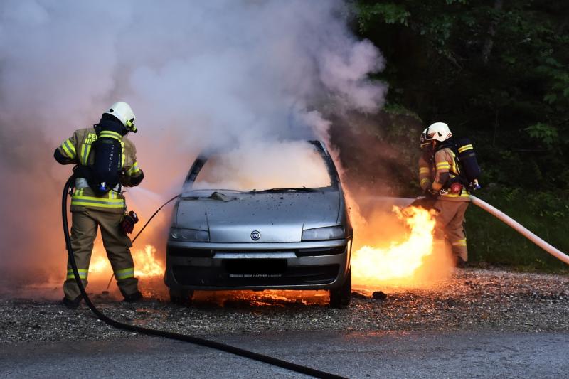 Am Freitagnachmittag gegen 17.25 Uhr geriet auf der A 96 Richtung Lindau fahrend der Pkw Mercedes eines am Ammersee wohnenden 79-Jährigen in Brand. Der Wagen begann während der Fahrt zu rauchen. Der Fahrer schaffte es glücklicherweise bis zum Ende des Tunnels Eching, bevor die Flammen aus dem Motorraum schlugen. 