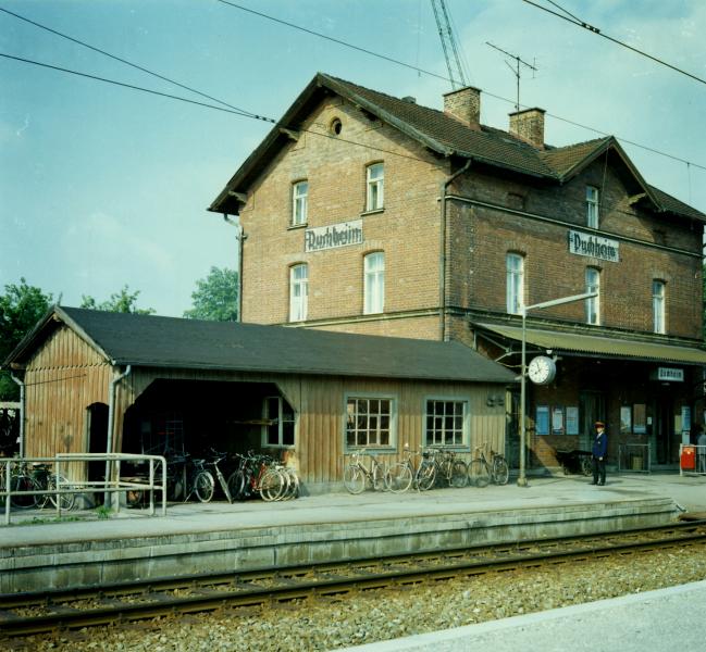 Ein Jubiläum, dem ein ganzer Stadtteil seinen Namen verdankt, steht im Jahr 2024 ins Haus. Anno 1899, vor 125 Jahren also, wurde das erste Bahnhofsgebäude in Puchheim eröffnet.