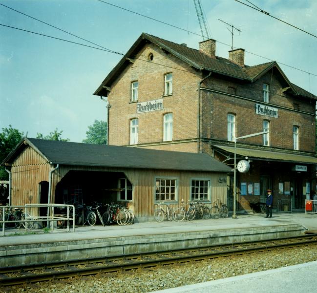 Ein Jubiläum, dem ein ganzer Stadtteil seinen Namen verdankt, steht im Jahr 2024 ins  Haus. Anno 1899, vor 125 Jahren also, wurde das erste Bahnhofsgebäude in  Puchheim eröffnet. 