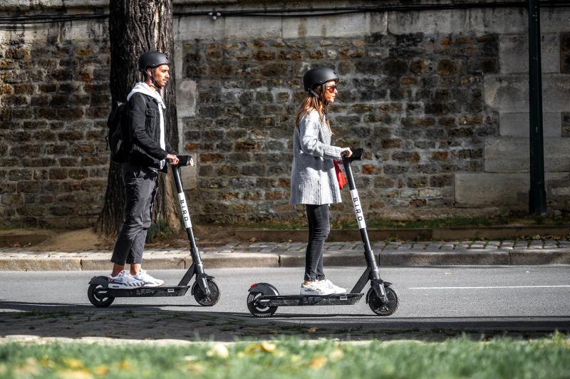 In Puchheim werden zunächst 30 der schwarz-weißen E-Scooter auf das Stadtgebiet  verteilt zur Verfügung stehen. Sie werden regelmäßig durch den Anbieter überprüft,  gewartet und bei Bedarf umverteilt.