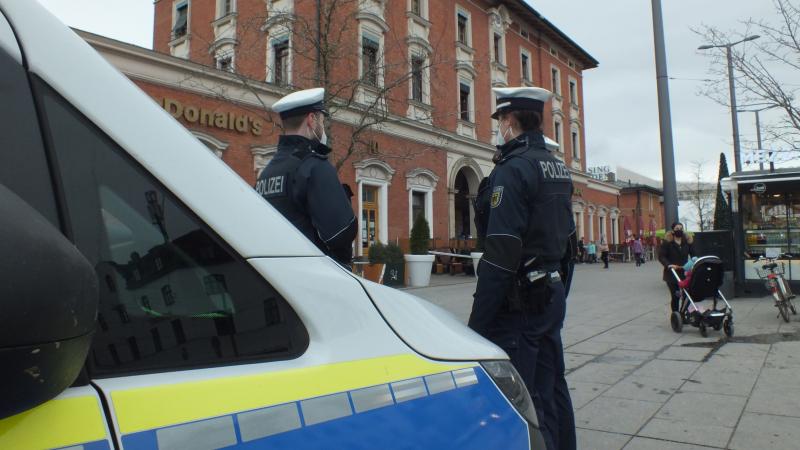 München/Egenhofen – Am Montagabend forderten Sicherheitsmitarbeiter der Deutschen Bahn die Bundespolizei aufgrund eines aggressiven Maskenverweigerers am Pasinger Bahnhof an. Unmittelbar nach Ansprache durch die Beamten ging der Deutsche mit seiner Akustikgitarre auf die Beamten los.