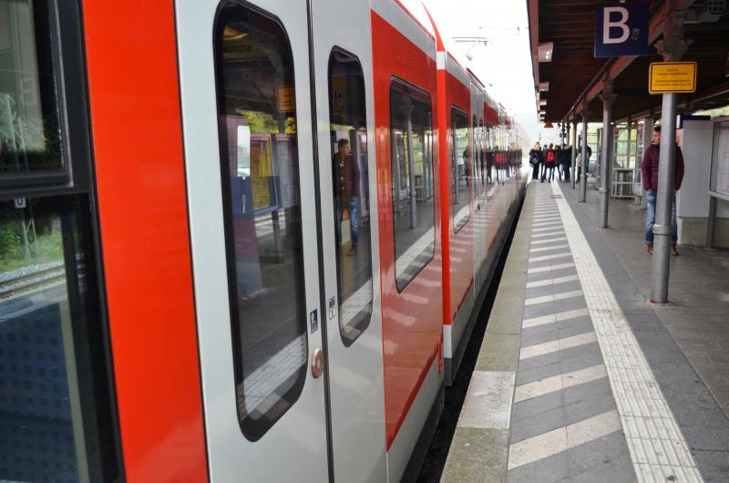 Im Rahmen einer Fahrscheinkontrolle in einer S-Bahn zeigte gestern ein Unbekannter auf Höhe Fürstenfeldbruck gegen 12:00 Uhr eine nicht gültige Fahrkarte vor. Als er von einer Kontrolleurin auf die Ungültigkeit des Tickets hingewiesen wurde, reagierte er zunächst verbalaggressiv und beleidigte die 39-Jährige sexistisch und gab an, er würde sich nicht ausweisen. 