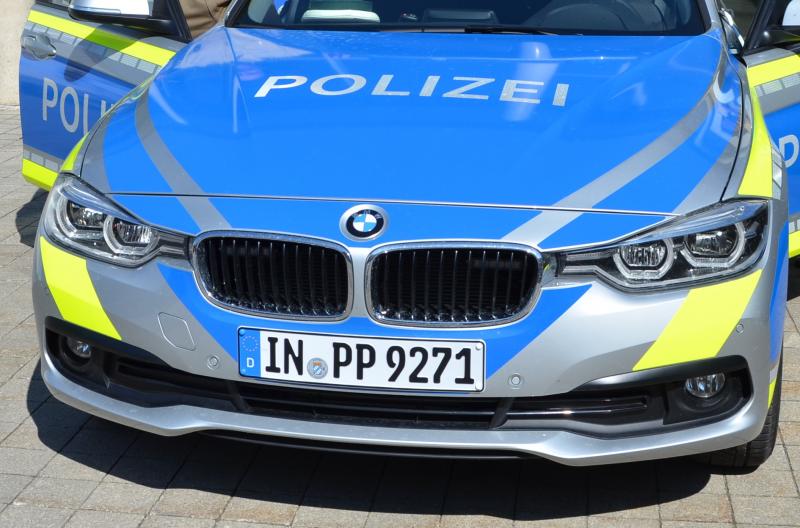 Ein Exhibitionist hat sich am Mittwochabend einem Mädchen im Westpark in Germering gezeigt. Eine 37-jährige Frau aus Germering war am Mittwoch, 23.06.2021, kurz vor 19:00 Uhr mit ihrer 6-jährigen Tochter im Westpark, als ein bisher unbekannter Mann mit einem schwarzen Fahrrad vor dem Mädchen anhielt und abstieg. 