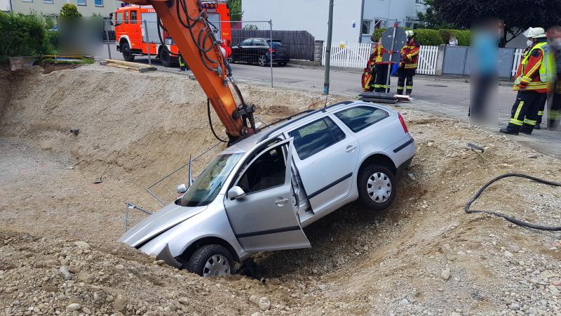- Kurz vor 12 Uhr am heutigen Dienstag wurde die Feuerwehr Germering zu einem spektakulären Verkehrsunfall in die Waldhornstraße alarmiert. Aus noch ungeklärter Ursache hat ein Autofahrer mit seinem PKW einen Bauzaun durchbrochen und ist in der Baugrube zum Stehen gekommen.