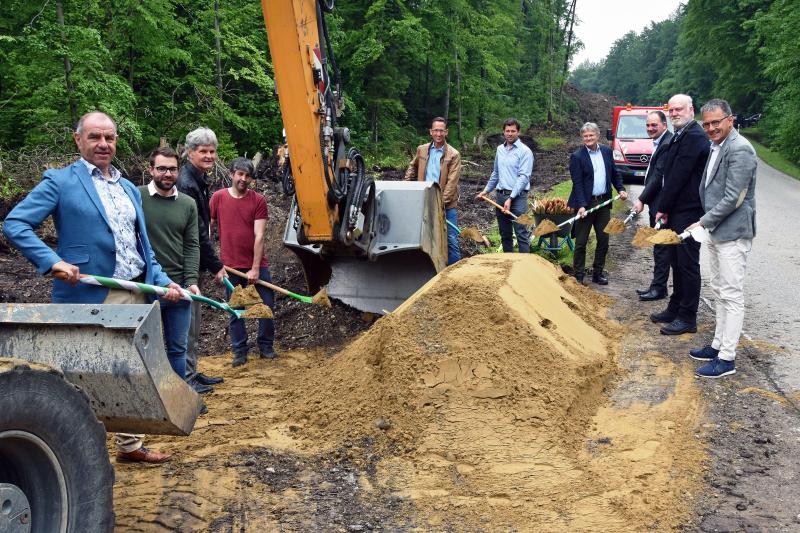 Am Dienstag, 08. Juni 2021, fand der symbolische Spatenstich für den Beginn der umfangreichen Arbeiten zum Neubau des Geh- und Radweges zwischen Grafrath und der Staatsstraße 2054 bei Moorenweis statt.