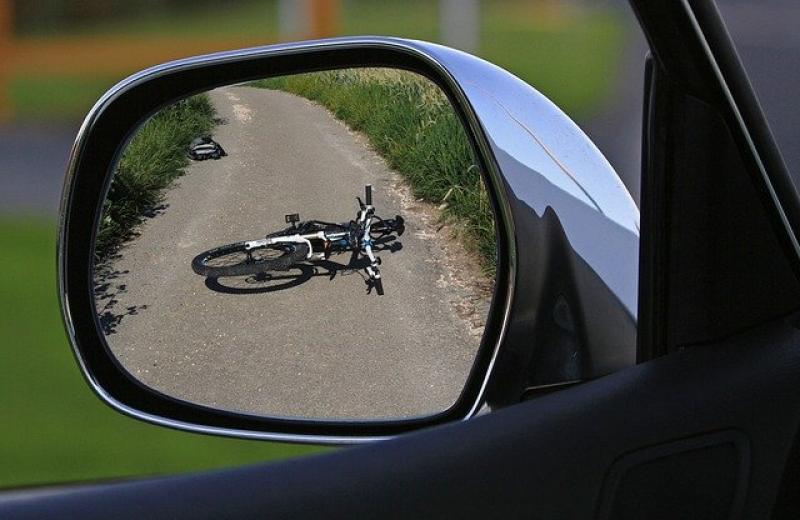 Zu einem Unfall mit einem 11-jähirgen Buben aus Gilching und einem durchaus nicht alltäglichen Procedere im Nachgang kam es am gestrigen Montag um kurz vor 14.00 Uhr in der Hopfenstraße, als ein 23-jähriger Paketfahrer aus der Ukraine mit seinem Mercedes Kastenwagen nach rechts in die Hauptstraße am Römerstein abbiegen wollte. 