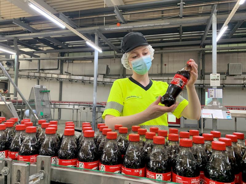 - Die Fußball-EM 2021, die Corona-Lockerungen in der Gastronomie und das gute Wetter wirken sich positiv auf das Produktionsvolumen im Fürstenfeldbrucker Coca-Cola Werk aus.