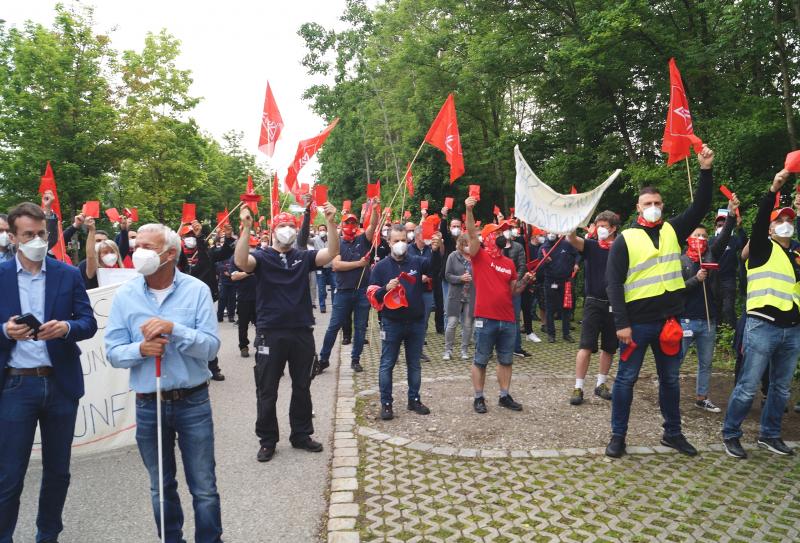 Demos im Weßlinger Ortsteil Oberpfaffenhofen haben Tradition. Über viele Jahre wurde unter anderem für den Erhalt des Flugzeugbauers Dornier, später dann „Fairchild-Dornier“, gekämpft. Nun gibt es erneut Anlass, die Fahnen hoch zu halten. Ziel ist, die 360 Arbeitsplätze bei Emerson, die nach Rumänien verlegt werden sollen, zu erhalten. 