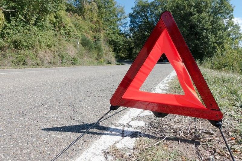 Am Samstag, dem 12.06.2021, fand ein Verkehrsteilnehmer gegen 06:15 Uhr ein verunfalltes VW-Cabriolett auf dem Dach liegend neben der Fahrbahn in einem Waldstück zwischen Herrenzell und Vogach auf.