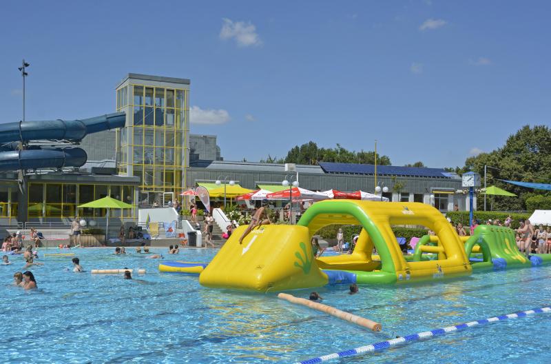 Ab dem kommenden Samstag werden die Öffnungszeiten für das Freibad in der AmperOase reduziert. Täglich ist das Freibad dann von 11 bis 20 Uhr geöffnet – der Saunabetrieb, jeden Tag von 13 bis 20 Uhr, bleibt unverändert. Ein Personalmangel – bedingt durch Krankheit und Fachkräfteknappheit – lässt nur noch einen Einschichtbetrieb in der Freizeitanlage zu. 