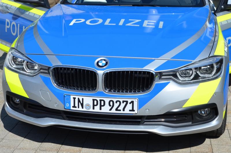 Ein 88-jähriger Rentner aus Germering fuhr gestern Nachmittag mit seinem Pkw, einem Audi A1auf der Schillerstraße in südwestlicher Richtung. Am rechten Straßenrand standen dabei ordnungsgemäß geparkt auf der Fahrstrecke des Rentners das  Wohnmobil eines 60-jährigen Münchners und der Ford-Kleintransporter eines 30-jährigen Eichenauers. 