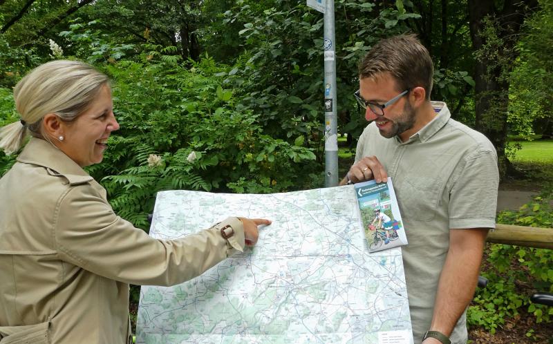 - Die Fahrradsaison ist in vollem Gange - und auch die Sommerferien stehen vor der Tür. Ein perfekter Zeitpunkt, um das Radwegenetz des Landkreises Fürstenfeldbruck kennenzulernen. Die neue, deutlich erweiterte Radwegenetzkarte weist nicht nur mehr Radwege aus als vorher, sondern auch E-Bike-Ladestationen und Biergärten.