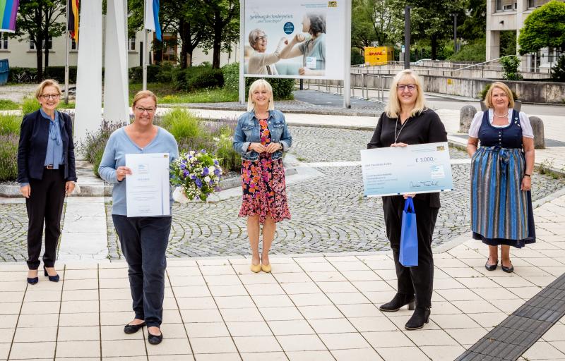 Bayerns Sozialministerin Carolina Trautner hat am 14. Juli in München gemeinsam mit den Vertretungen der Bezirksregierungen den Sonderpreis „Unser Soziales Bayern“ in Höhe von jeweils 3.000 Euro an Projekte der sieben Regierungsbezirke Bayerns verliehen. Der Preis für Oberbayern ging an die Corona-Nachbarschaftshilfe Fürstenfeldbruck.