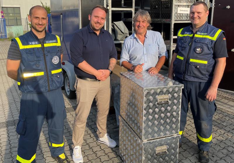 THW Fürstenfeldbruck, vier Männer stehen an Alukiste.