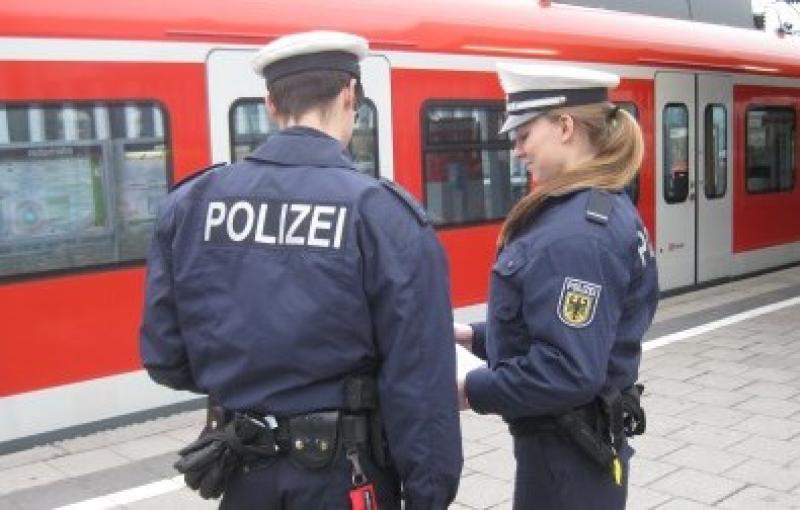 Die Bundespolizei wurde vom Polizeipräsidium Oberbayern Nord am Freitagnachmittag darüber informiert, dass ein Mann am Bahnhof Weßling auf mehrere Reisende einschlug. Ermittlungen ergaben, dass 32-Jähriger aus Jemen mehrere Reisende am Bahnsteig gegen 14:30 Uhr belästigte, im Anschluss auf mindestens zwei Personen losging und dabei um sich schlug. 