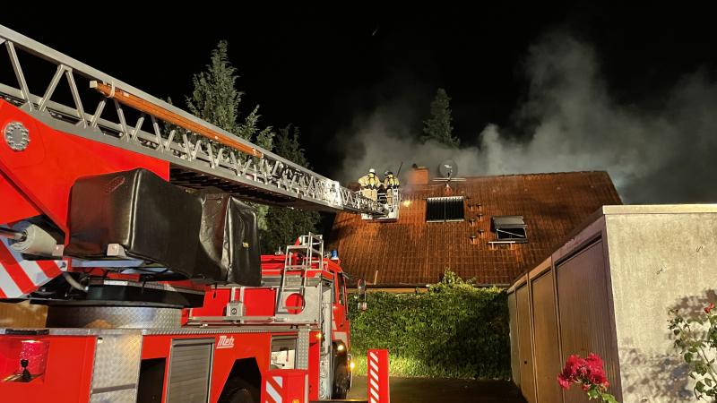 Die Freiwillige Feuerwehr Puchheim-Bahnhof wurde am Montag, den zusammen mit der Freiwilligen Feuerwehr Puchheim-Ort und der Kreisbrandinspektion um 23:15 Uhr zu einem Küchenbrand mit Personen in Gefahr in die Münchner Straße in Puchheim-Bahnhof alarmiert. Als die ersten Kräfte der Feuerwehr an der Adresse ankamen, schlugen die Flammen bereits aus dem Küchenfenster und loderten aufgrund der niedrigen Bauweise bereits unter dem Dach. 