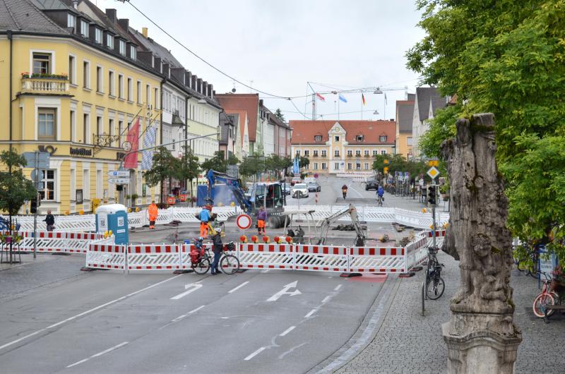 Die unbeständige Wetterlage führt dazu, dass die für eine Freigabe der Hauptstraße notwendige Fahrbahnmarkierung nicht wie ursprünglich geplant bis Montag, 9. August, fertig aufgebracht werden kann. Aus diesem Grund muss die Vollsperrung der Hauptstraße um einen Tag bis Dienstag, 10. August, verlängert werden.