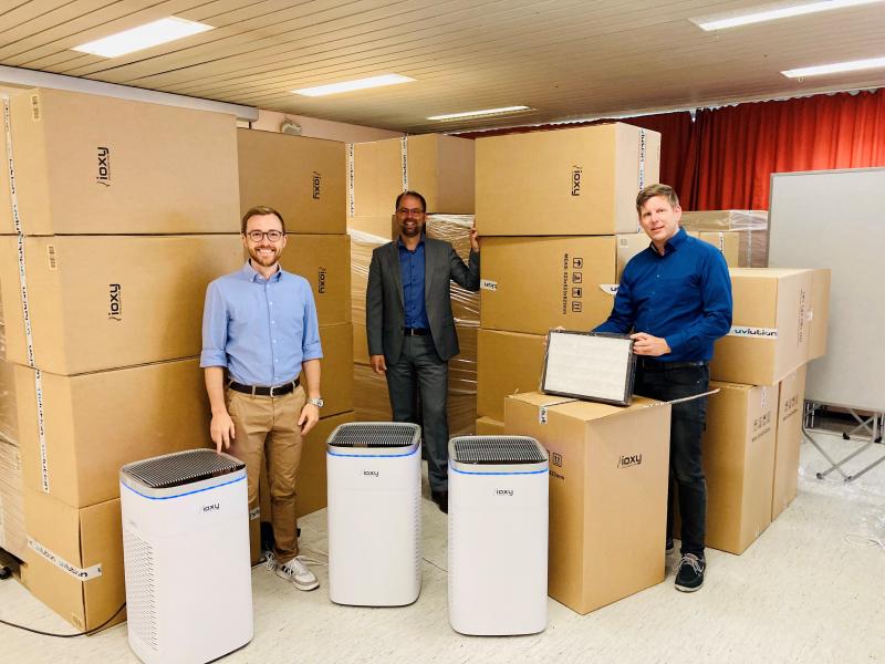 85 mobile, hochmoderne Luftreinigungsgeräte mit Hepa-Filter-Technologie, die von der Stadt Olching für die Kindertagesstätten in Olching beschafft wurden, sind bereits Ende dieser Woche in Olching eingetroffen. Sie werden ab nächster Woche an die Kindertagesstätten im Stadtgebiet verteilt, so dass sie in Kürze dort bereitstehen und zur Sicherheit der Kinder und des pädagogischen Personals beitragen.